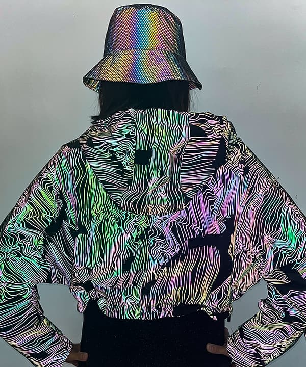 炫彩线条型印花反光夹克
